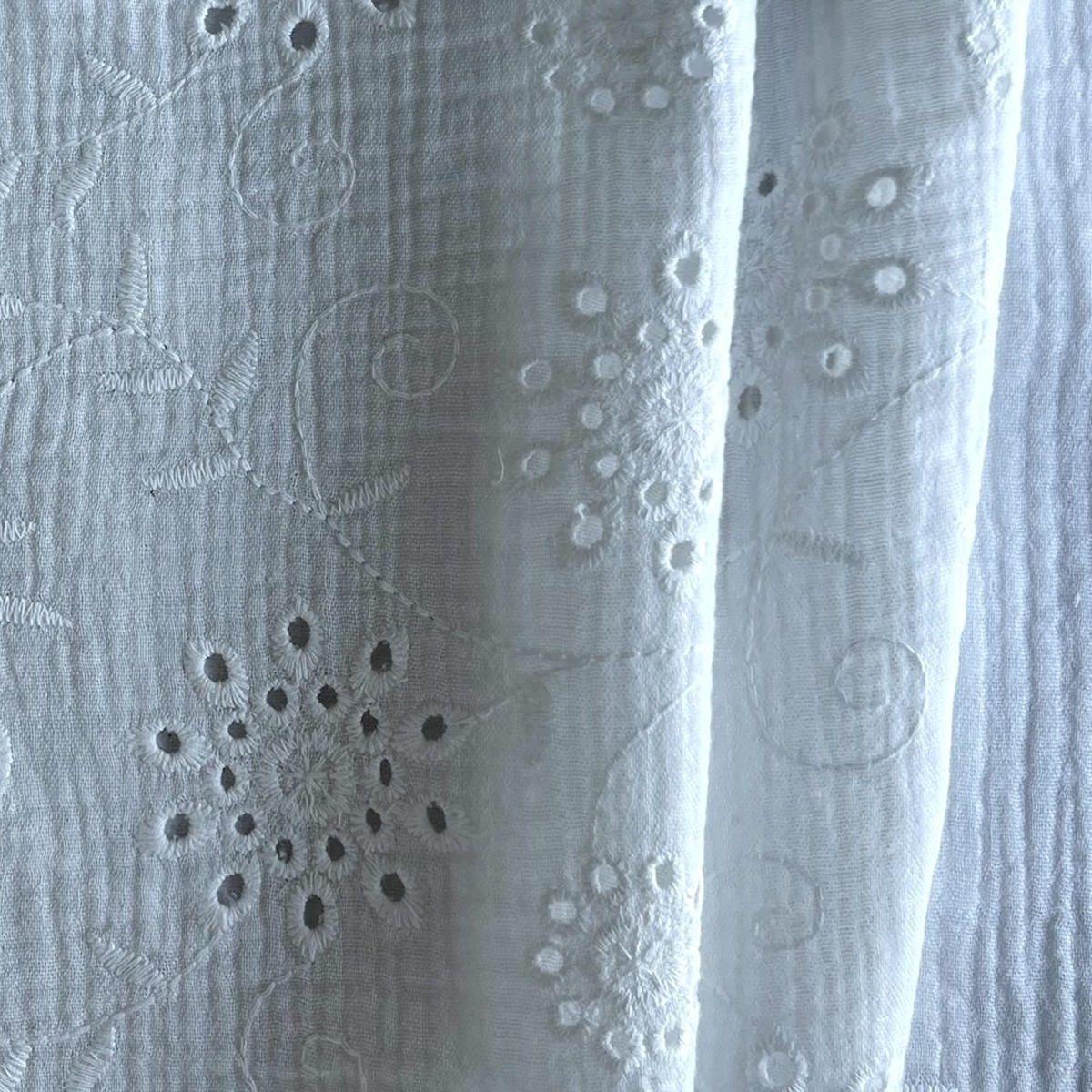 Light-Weight White Dahlias Embroidered Crinkled Cotton Eyelet Double-Gauze (Made in Italy)