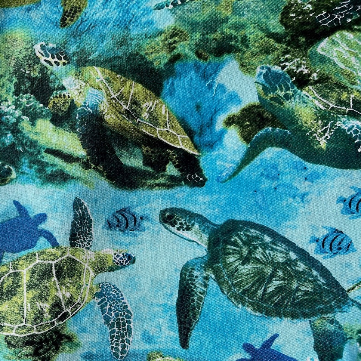 Sea Turtle Glide Quilting Cotton (Made in Italy)