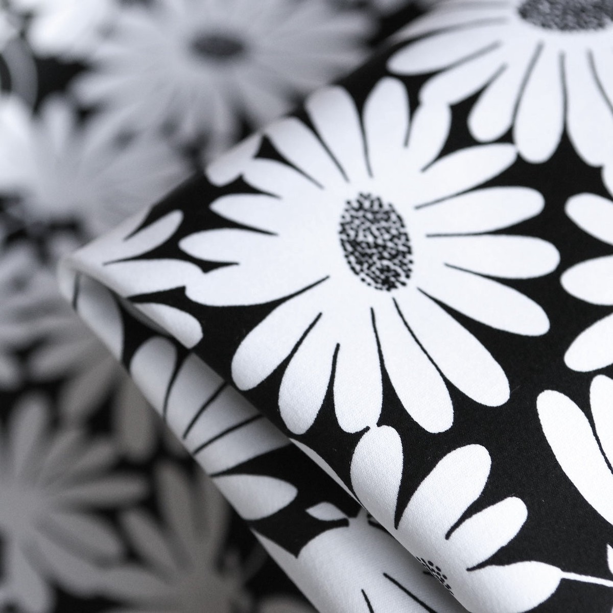 Daisy Nero Sateen
