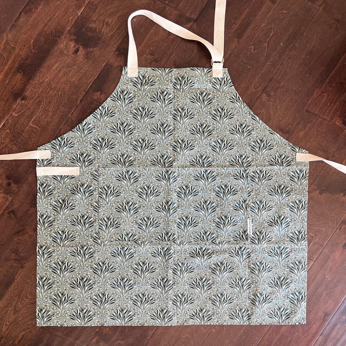 New Wing Studio- Adult Apron Cyndi's Centerpiece