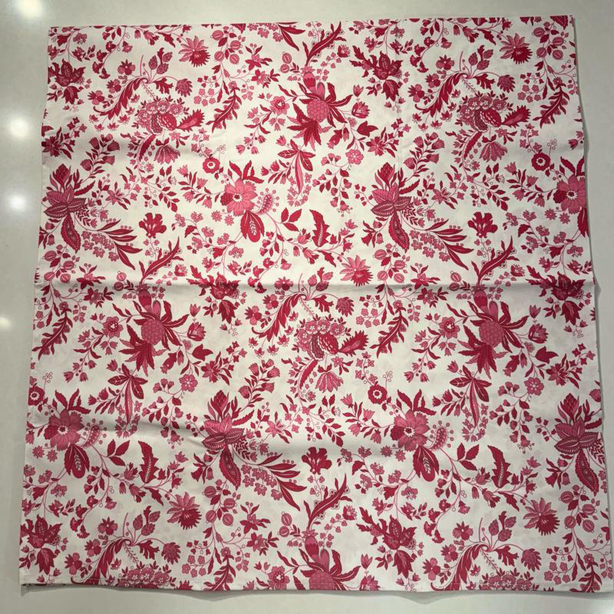 Le Cluny- Versailles White & Red Tablecloth (58 Square)