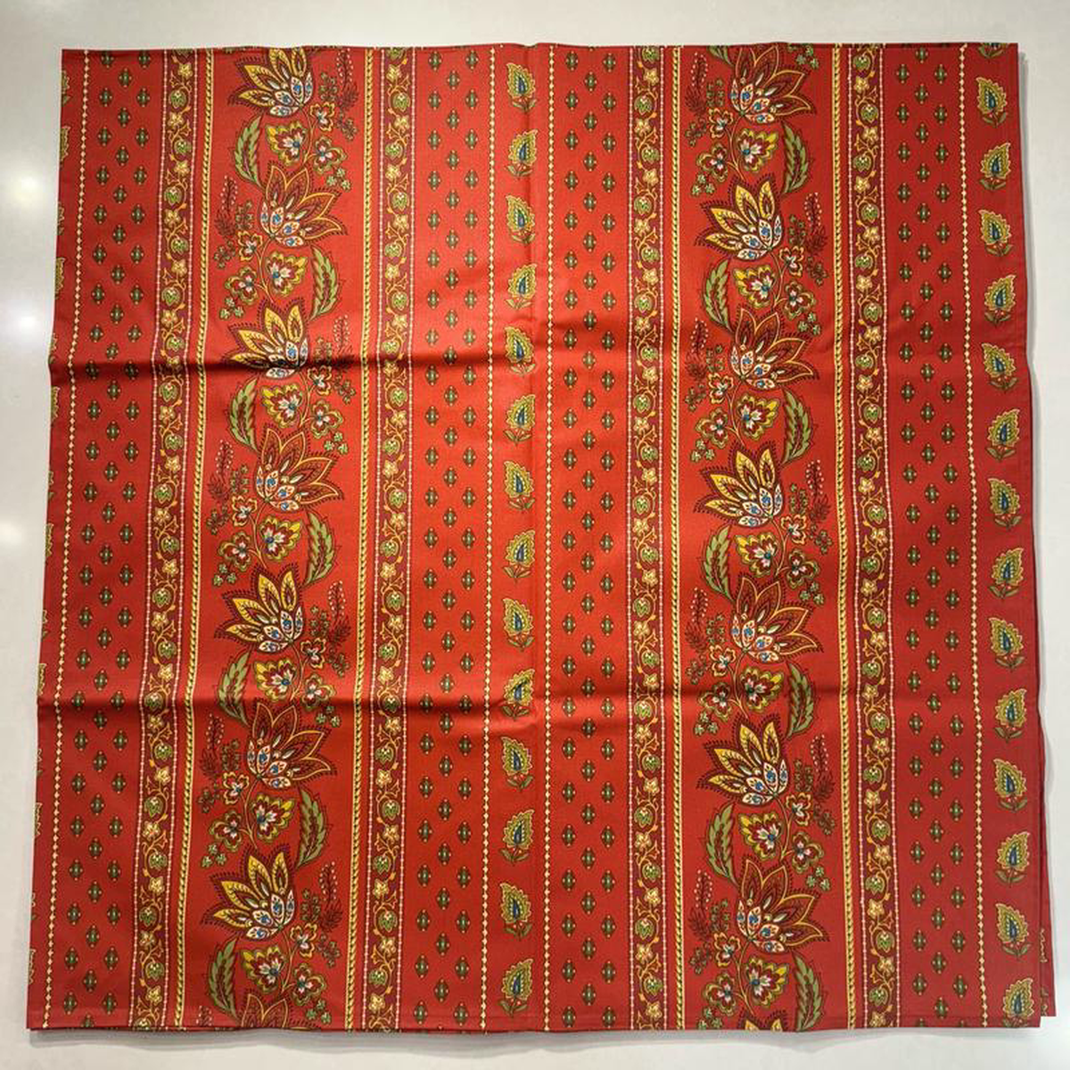 Le Cluny- Provence Lisa Red Tablecloth (60x 96)